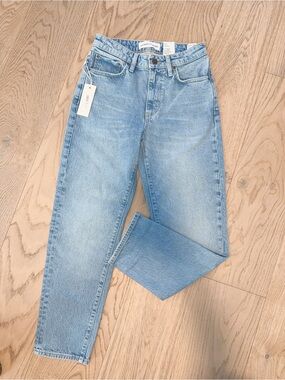 NWT 130899 Aritzia Geena hi rise straight vintage light blue 26